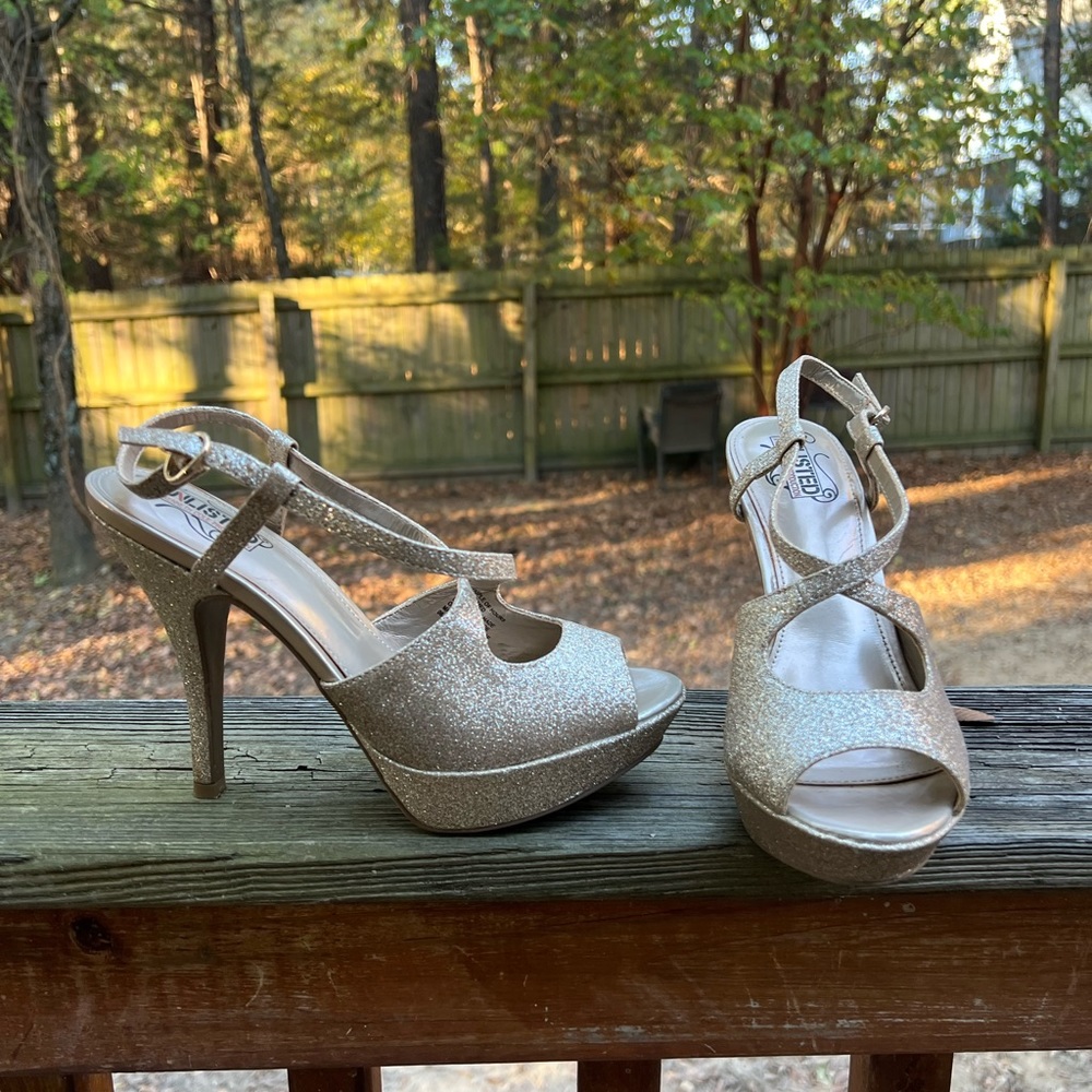 UNLISTED  Kenneth Cole Couple of Hours Platform Gold Sequin Heels size 8